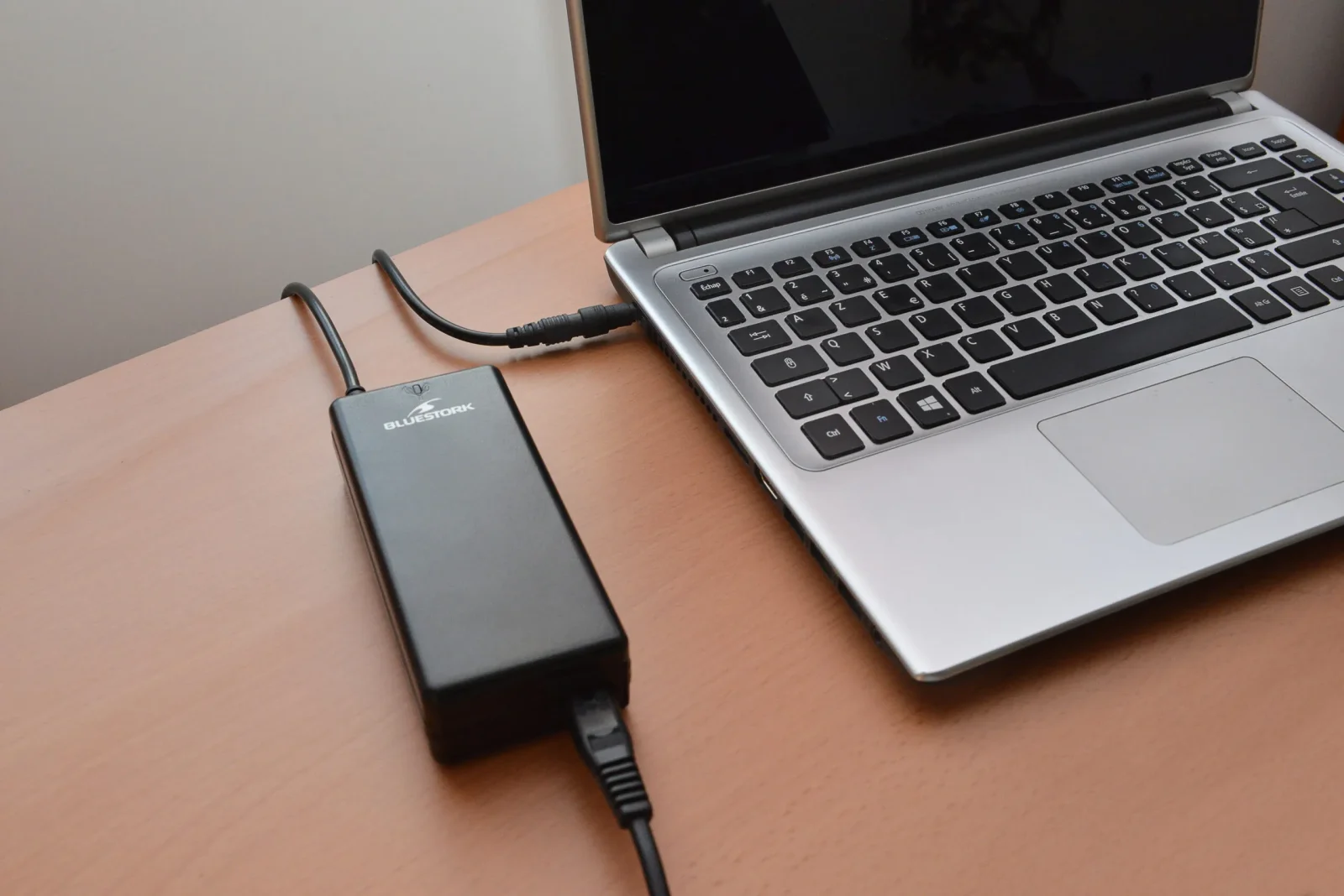 CHARGEUR UNI. BLUESTORK 90W (2/2)